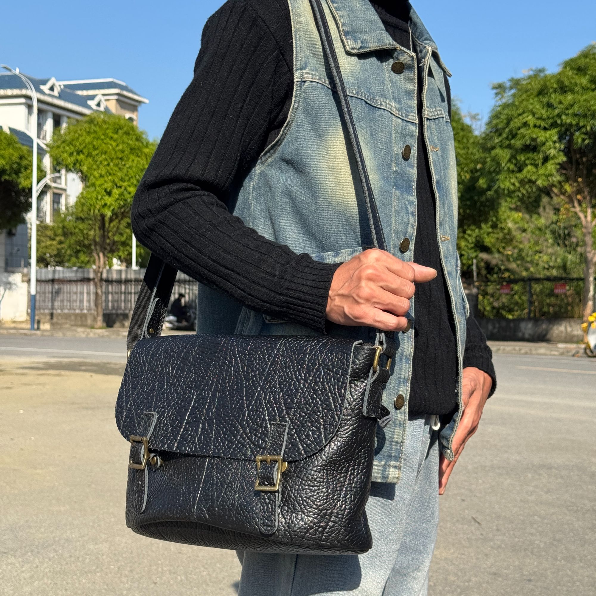 轻奢复古头层牛皮挎包磁扣包学院风民族风邮差包休闲包盖方形A11