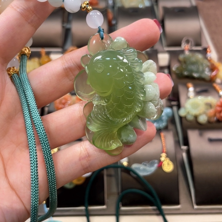 蛇纹石玉颈饰未镶嵌