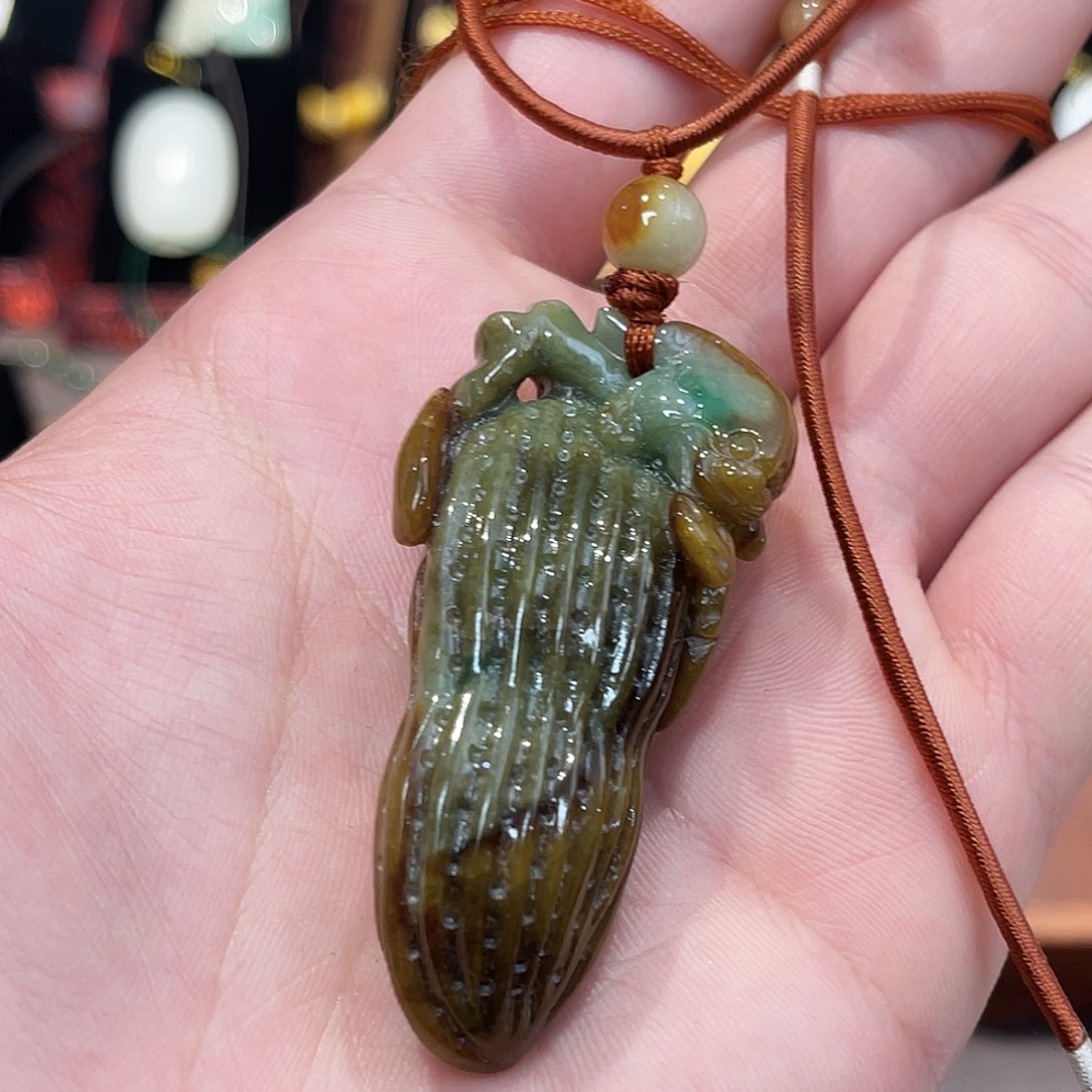 翡翠未镶嵌颈饰三彩