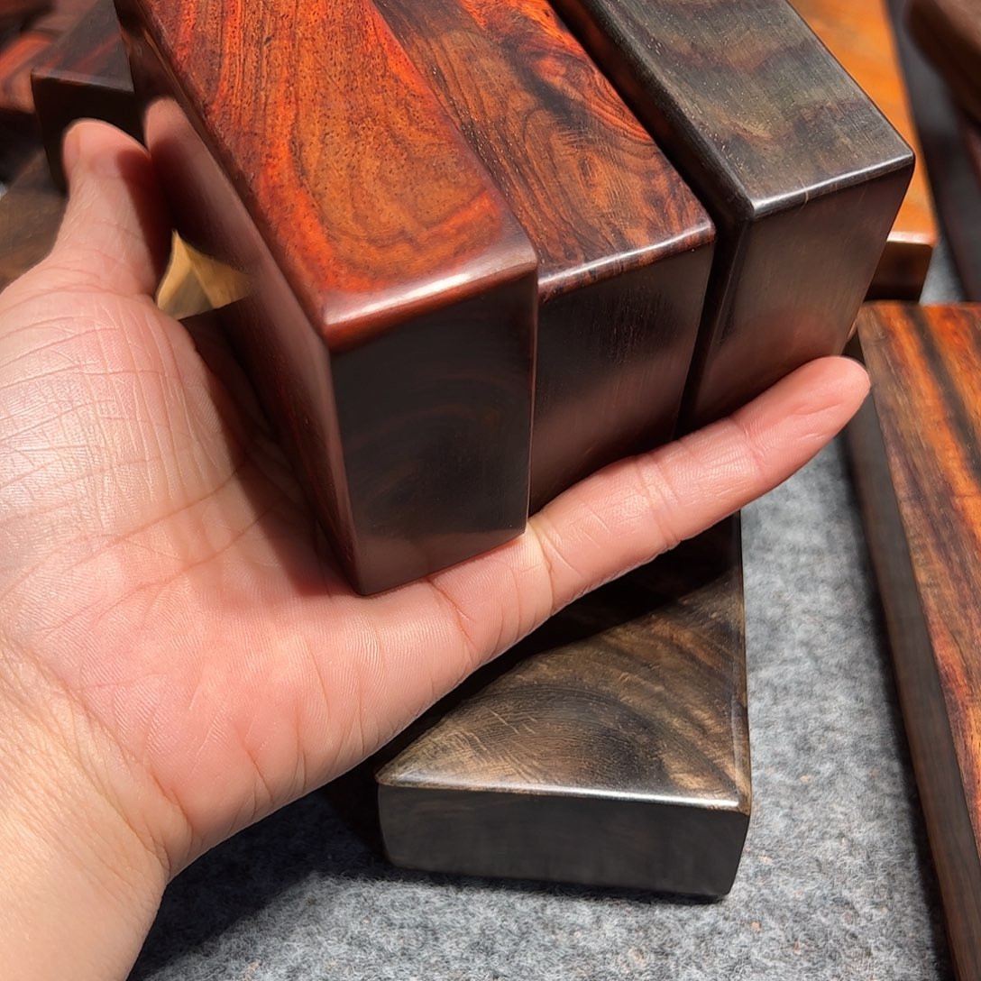 用***1交趾黄檀（大红酸枝）