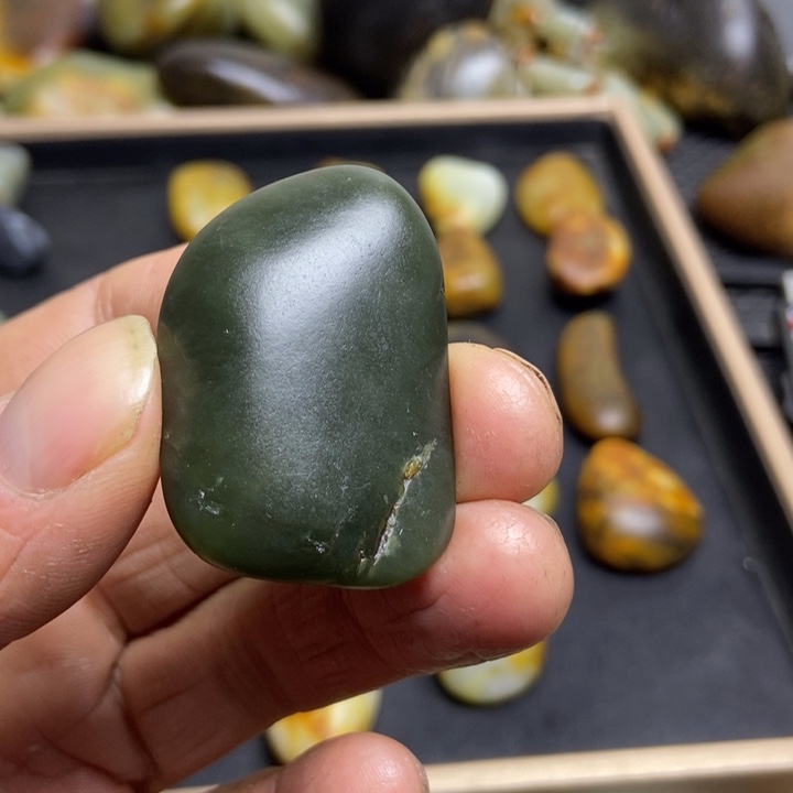 人***戏和田玉（糖玉）未镶嵌珠宝奇石