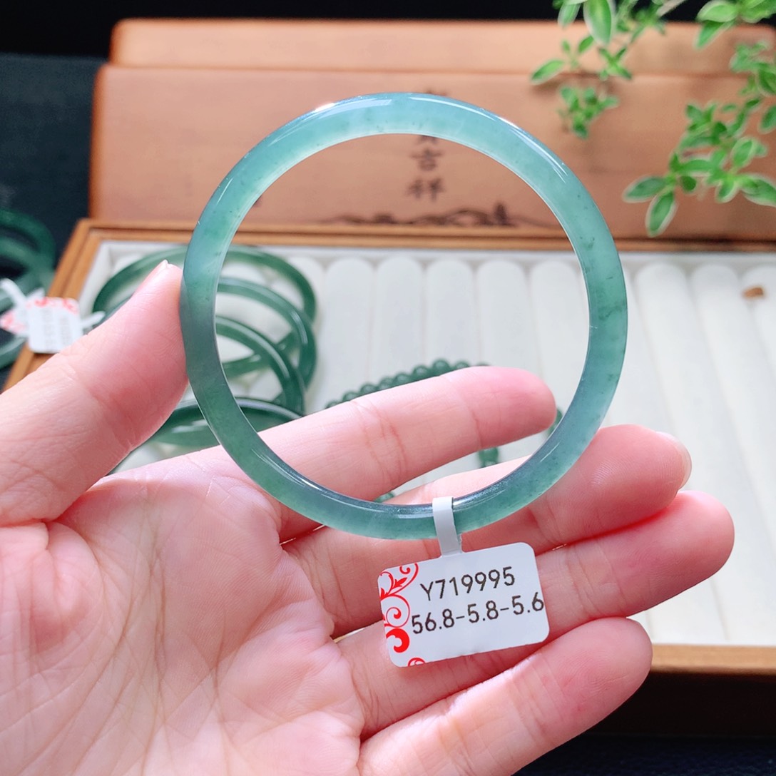 未镶嵌手镯（圆镯）翡翠