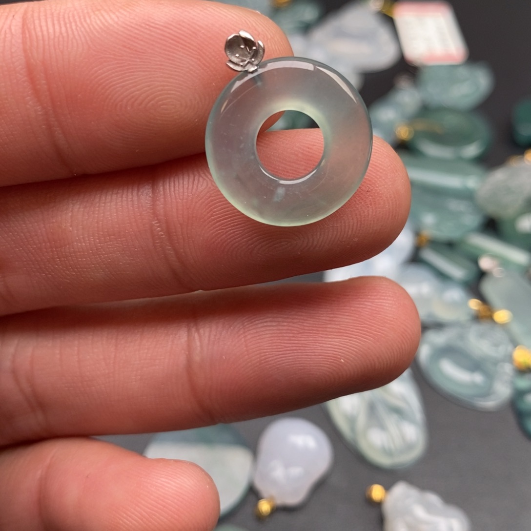 颈饰18K金镶嵌翡翠