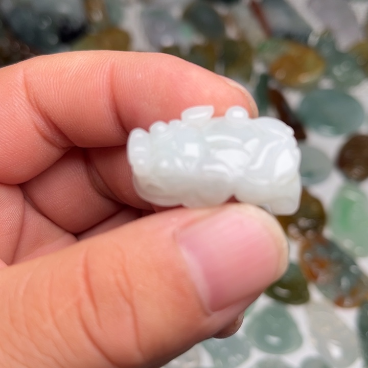 翡翠未镶嵌颈饰貔貅