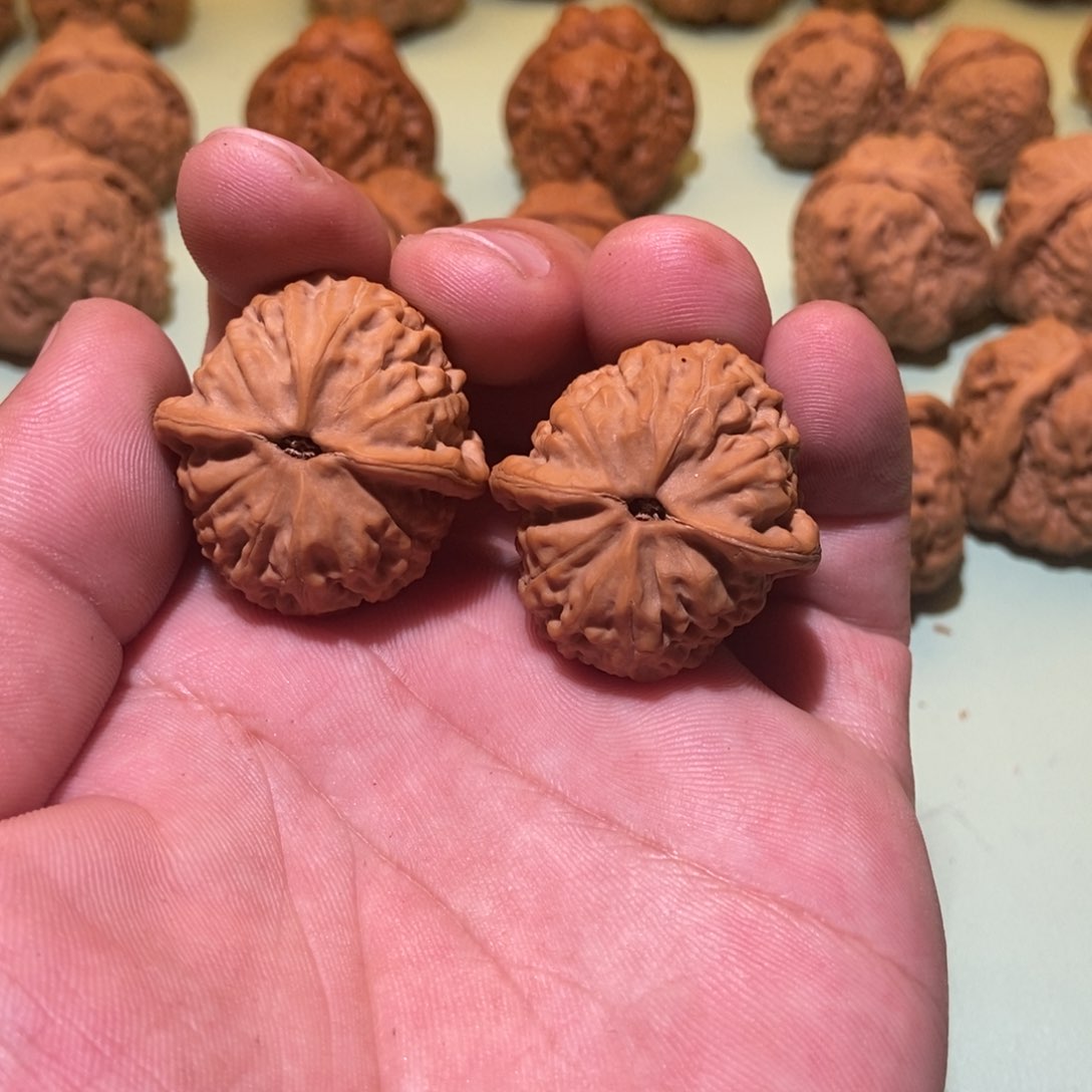 文玩核桃吊坠阿****~狮子头33一对