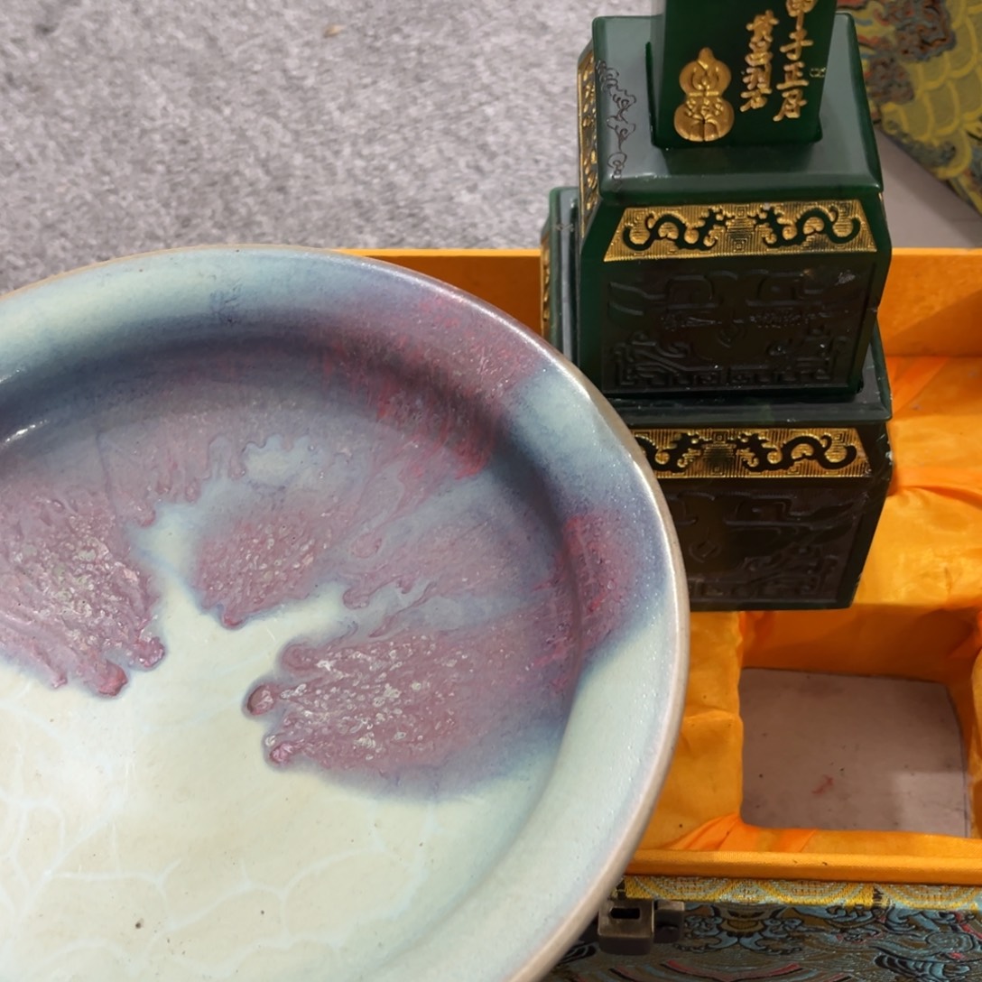 摆件瓷吕*和瓷器和陶瓷的