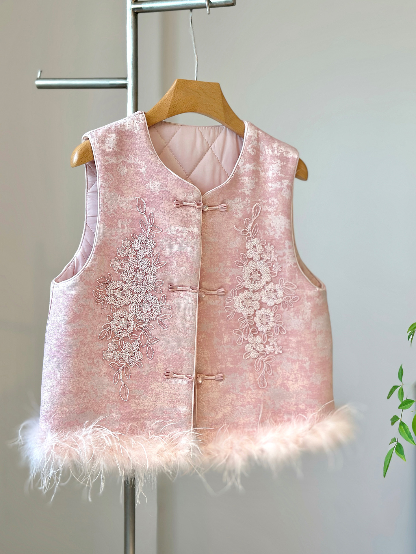 2025年新中式国风秋冬夹棉马甲女减龄个性设计感洋气小众刺绣洋气