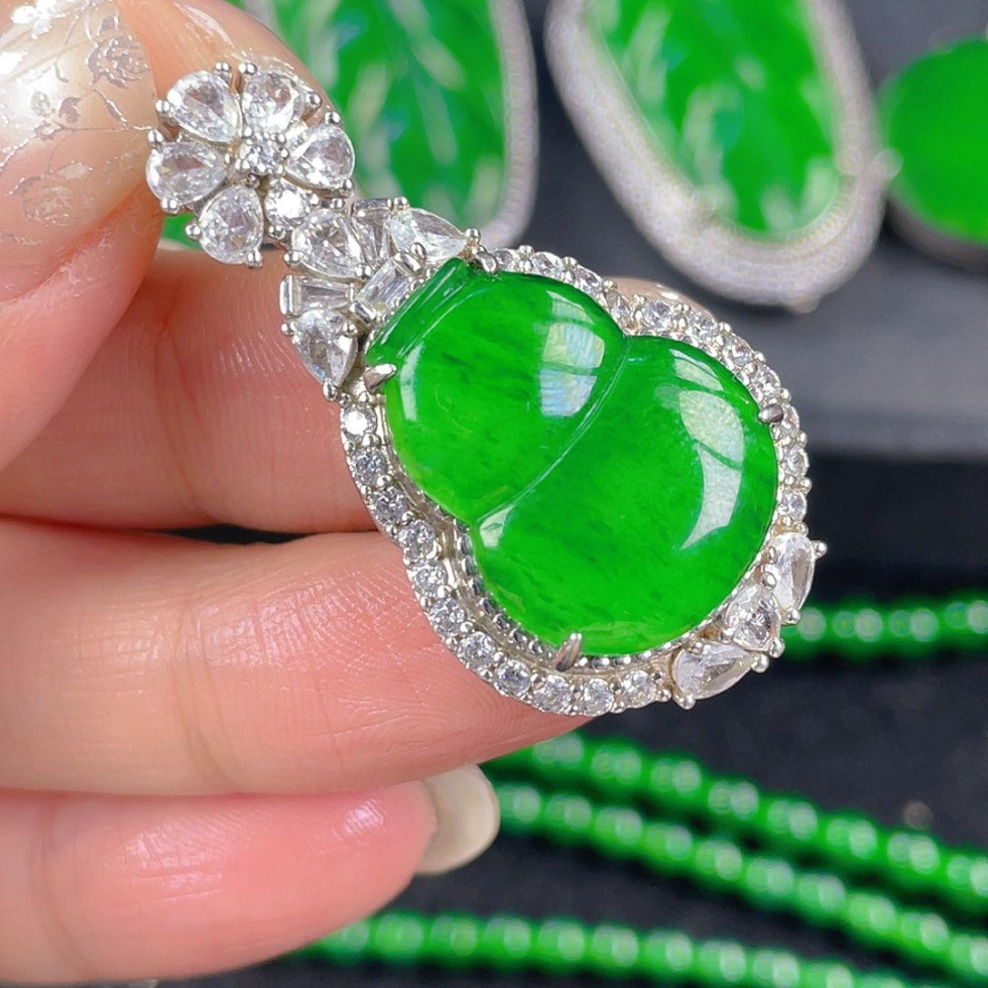 翡翠吊坠(不含链)银S925镶嵌小***?