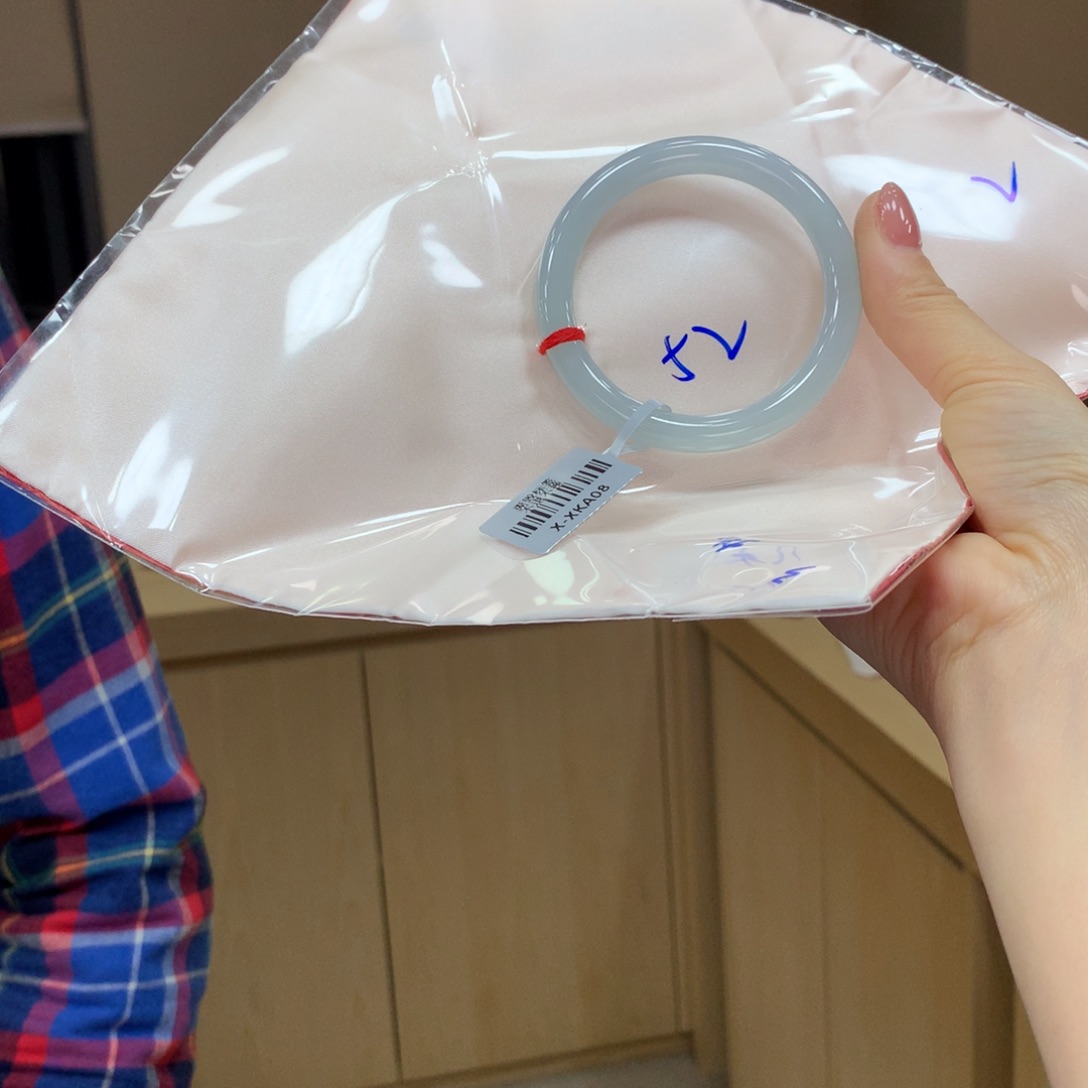 翡翠手镯未镶嵌不退不换