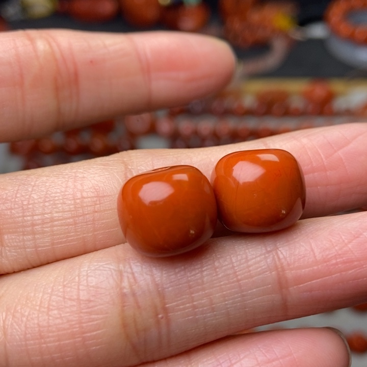 南红玛瑙配饰未镶嵌。*。有裂