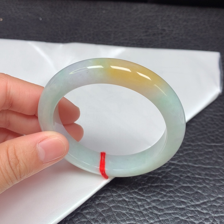 翡翠手镯未镶嵌。