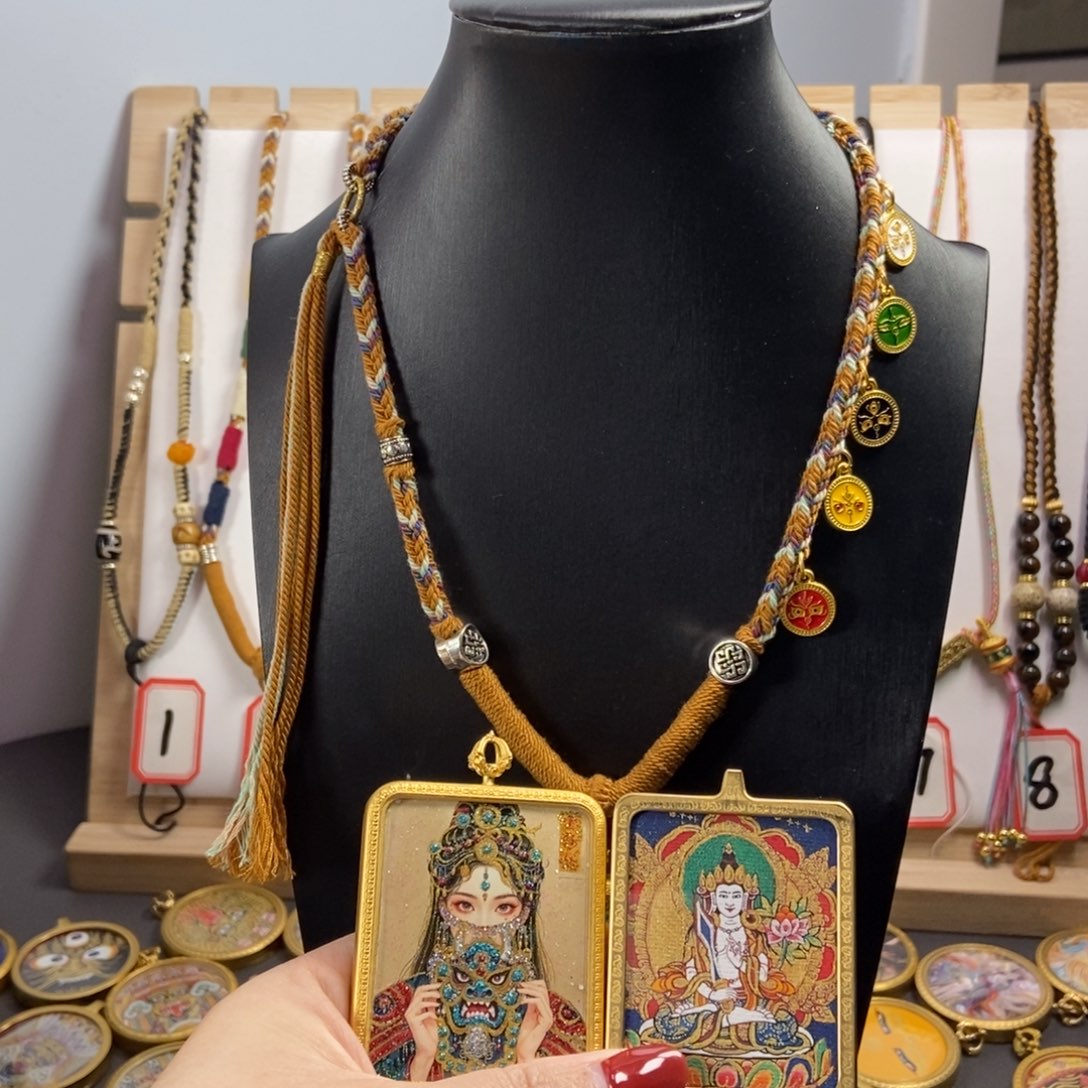 吊坠美丽的唐卡在这里结缘