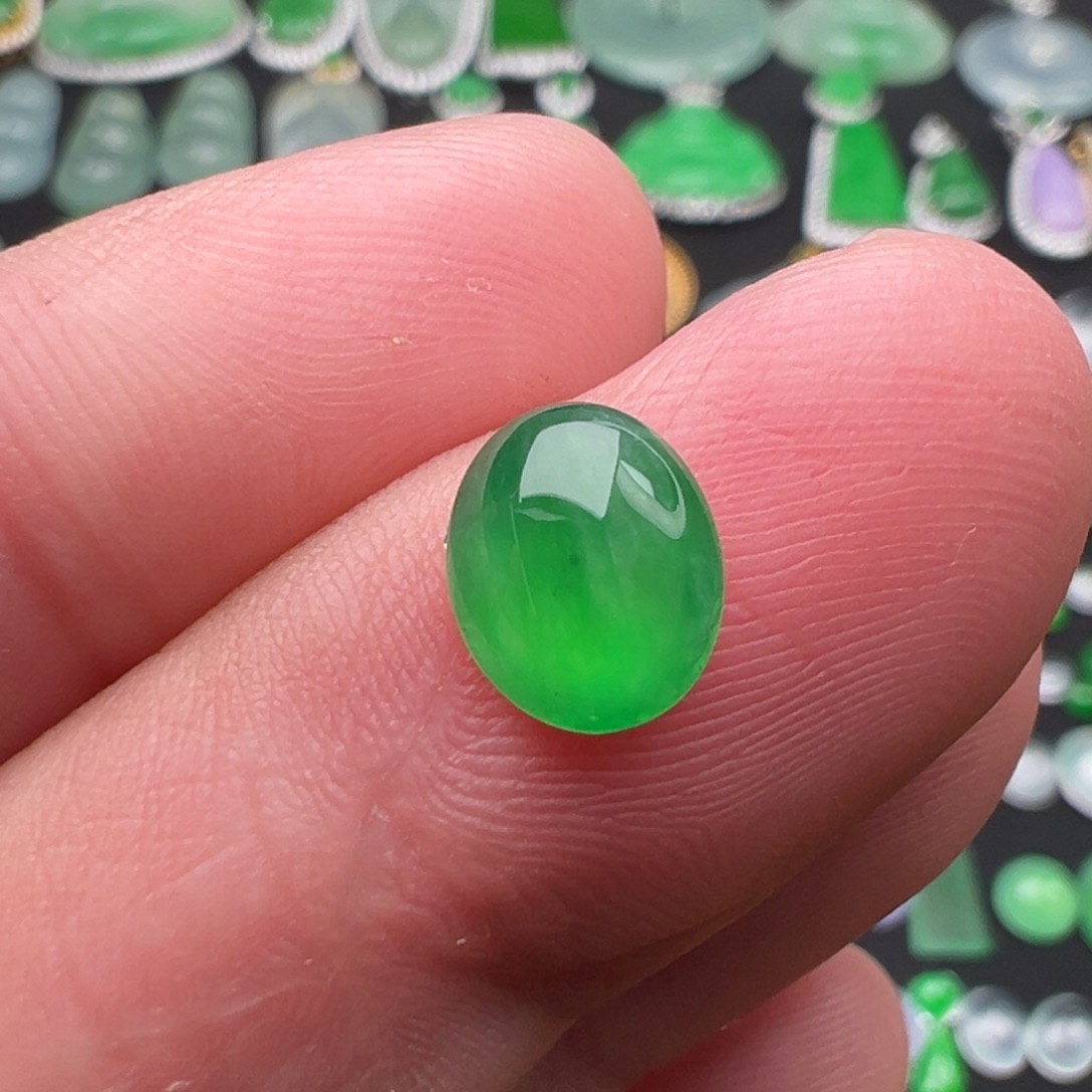 翡翠颈饰未镶嵌蛋面8.3