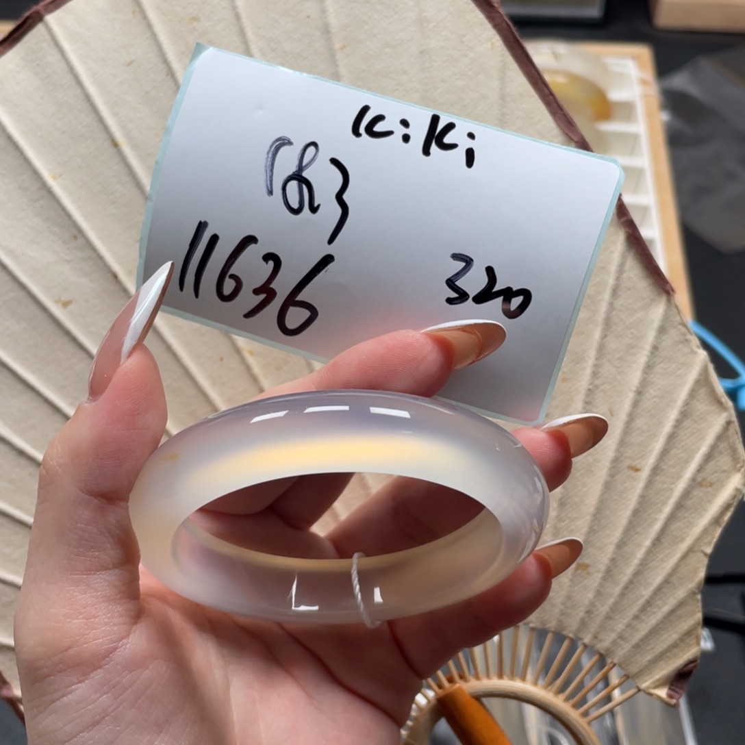 k***觉玛瑙/玉髓手镯未镶嵌11636