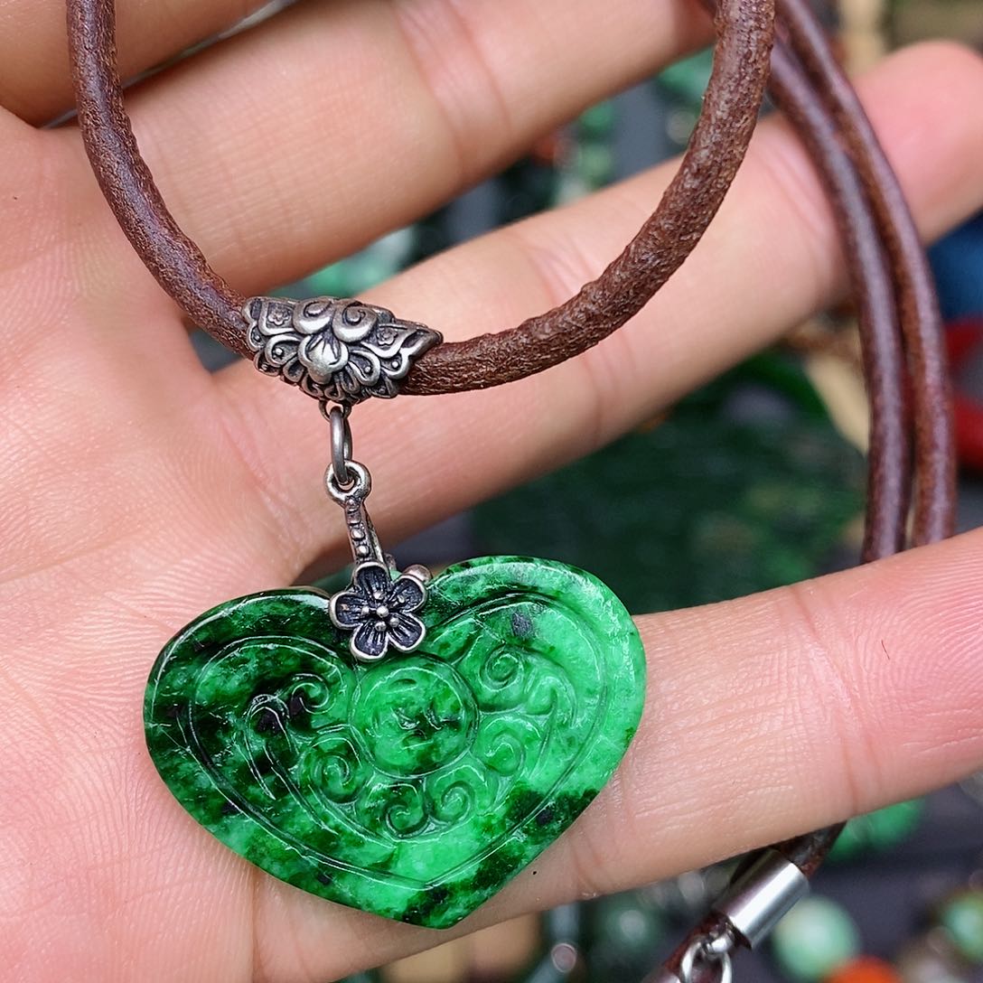 翡翠颈饰未镶嵌漂亮美眉