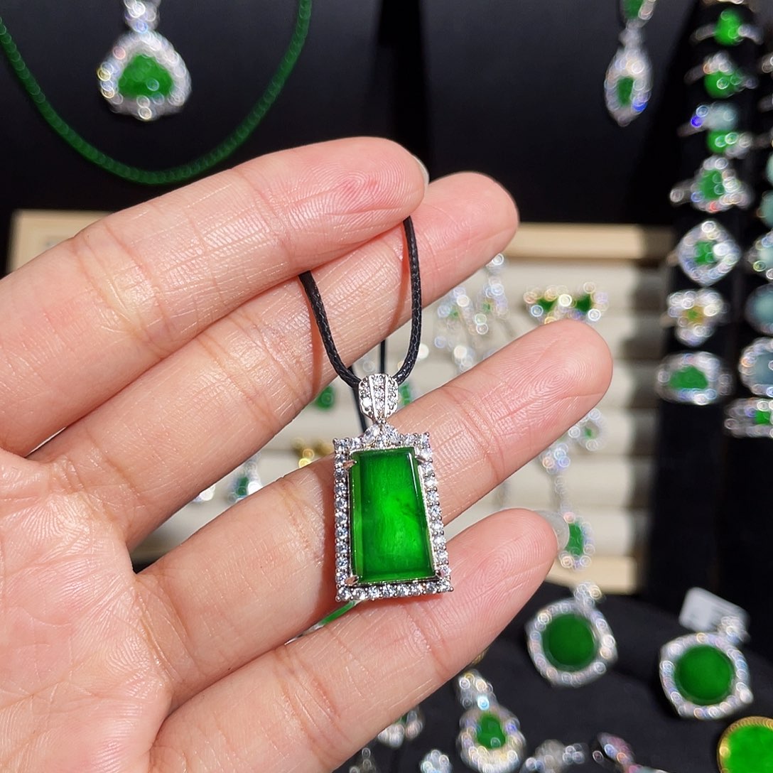 翡翠银S925镶嵌颈饰无事牌