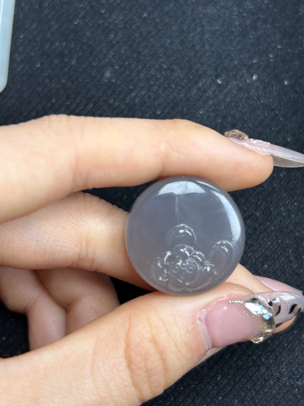 和田玉烟紫平安无事圆牌，直径22厚度8，（不含链子）多样性发货