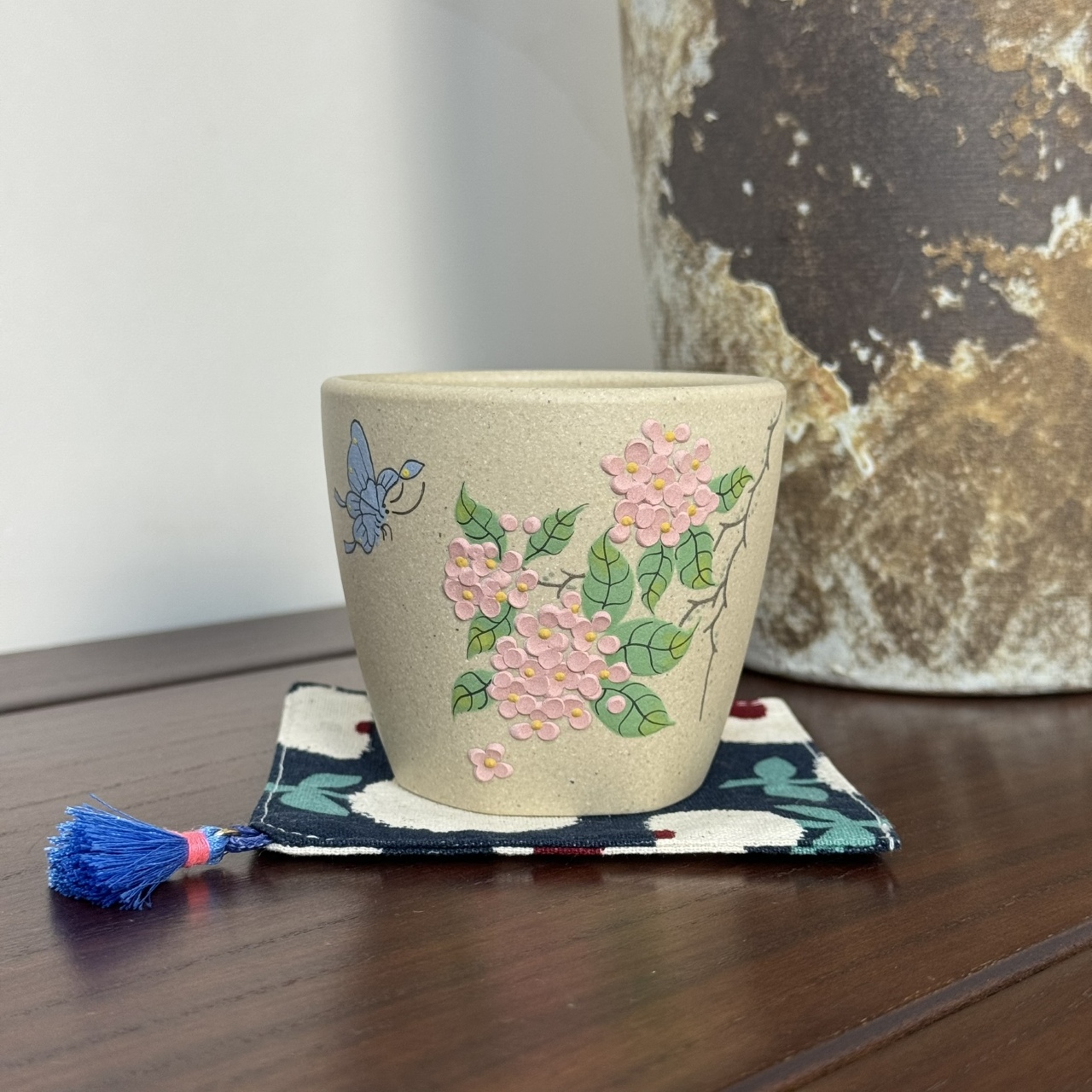宜兴坭香紫砂杯手绘粉蕊琼枝粉梅花天圆地方主人杯高温象牙白160c
