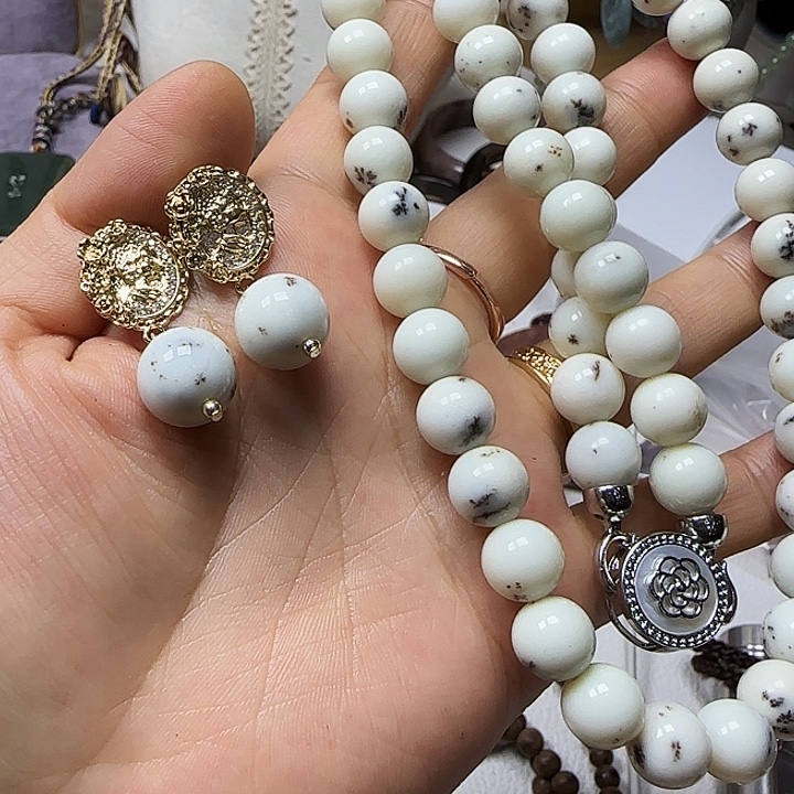 茱****和田玉未镶嵌颈饰