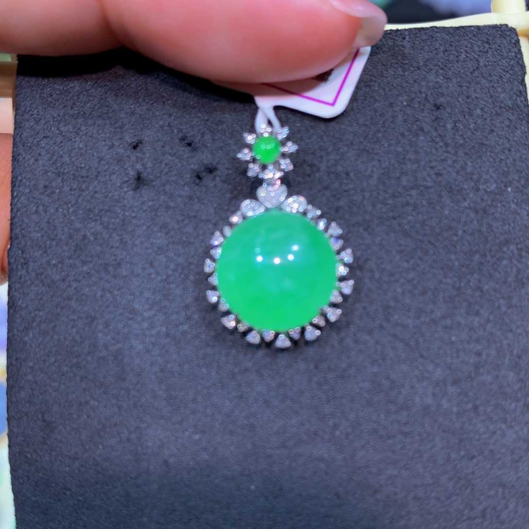 翡翠18K金镶嵌颈饰翡翠