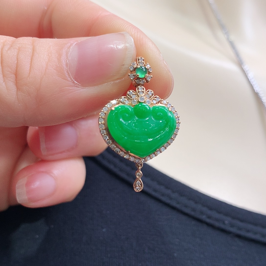 翡翠18K金镶嵌颈饰爱心