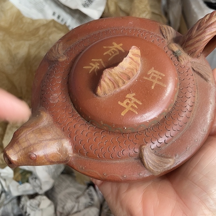紫砂茶壶矿泥料手工制作的一把紫砂壶。