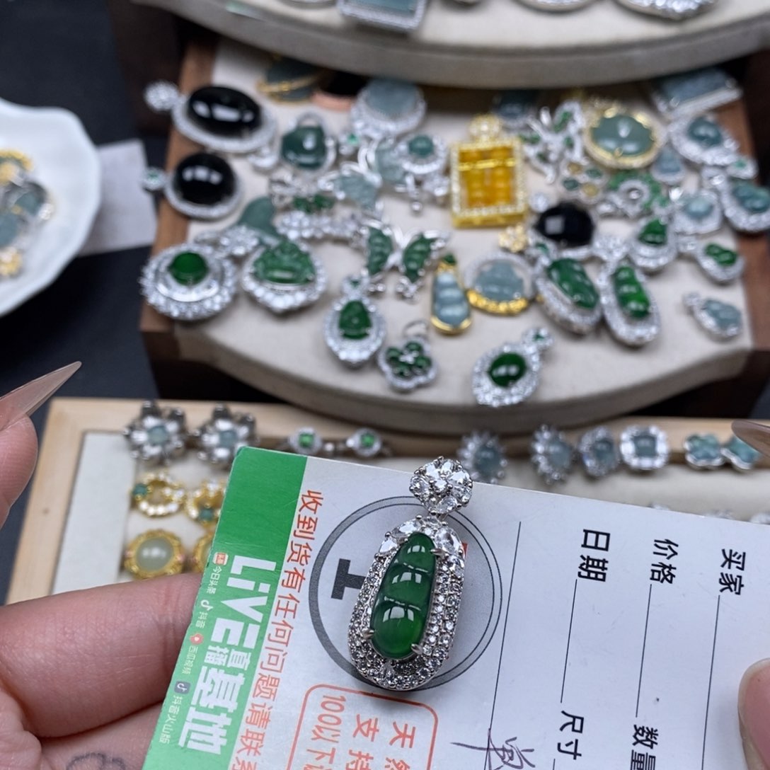 翡翠颈饰未镶嵌翡翠