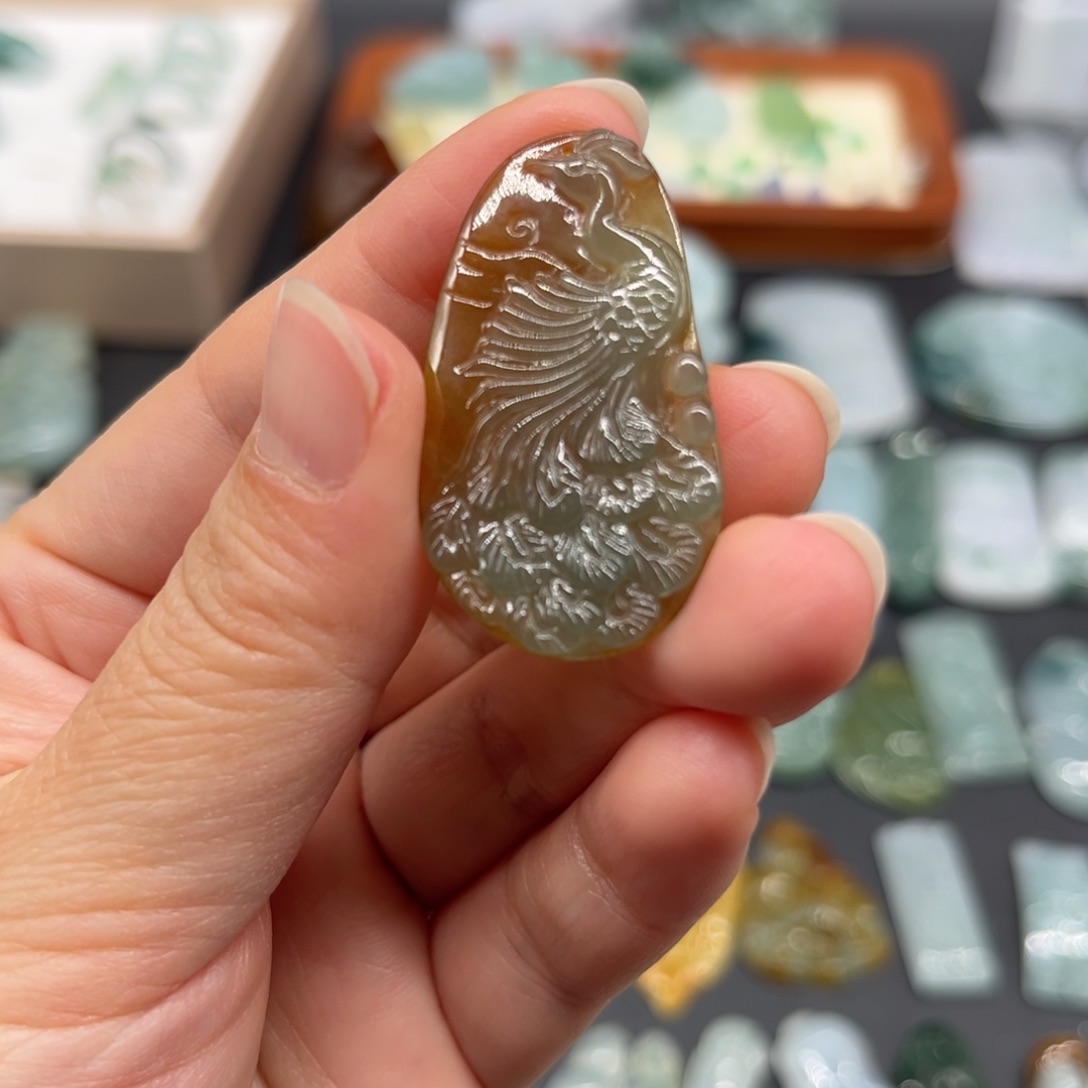 翡翠未镶嵌颈饰凤凰