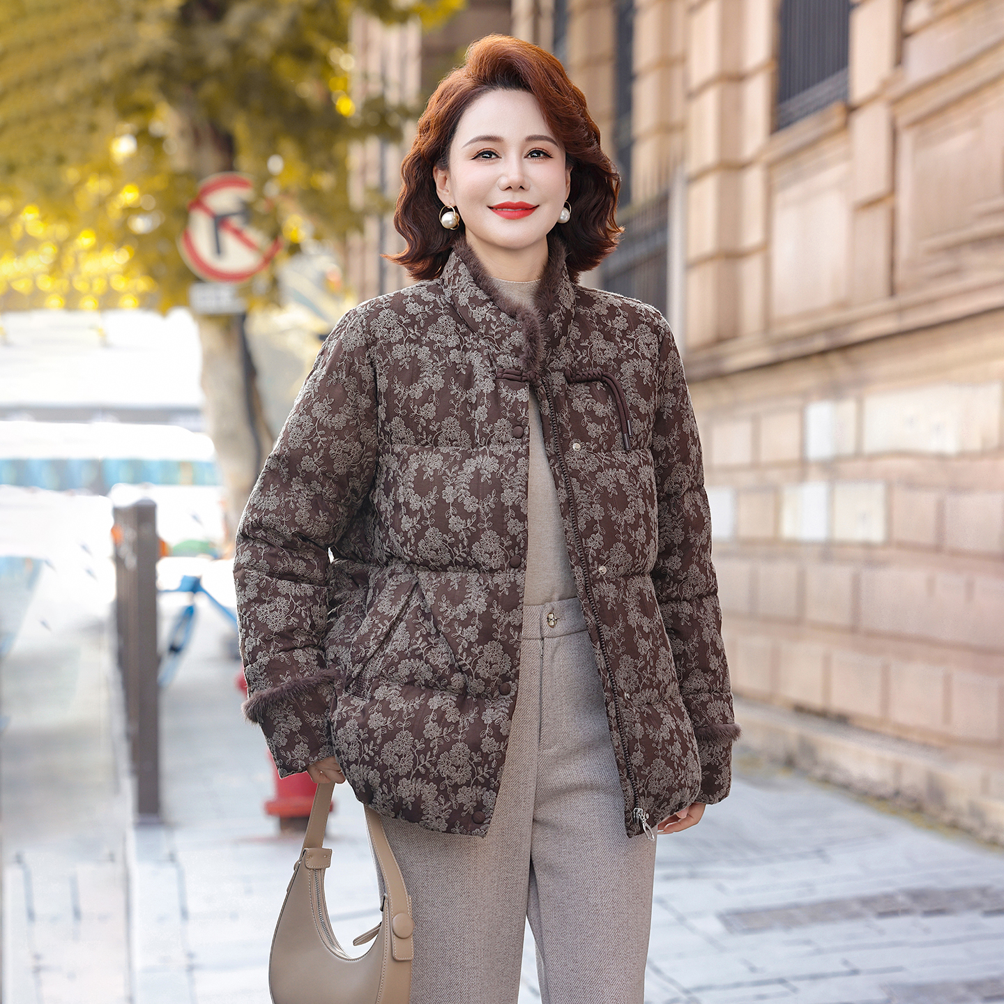 2025新款冬季中老年妈妈装时尚休闲保暖防寒短款鸭绒外套