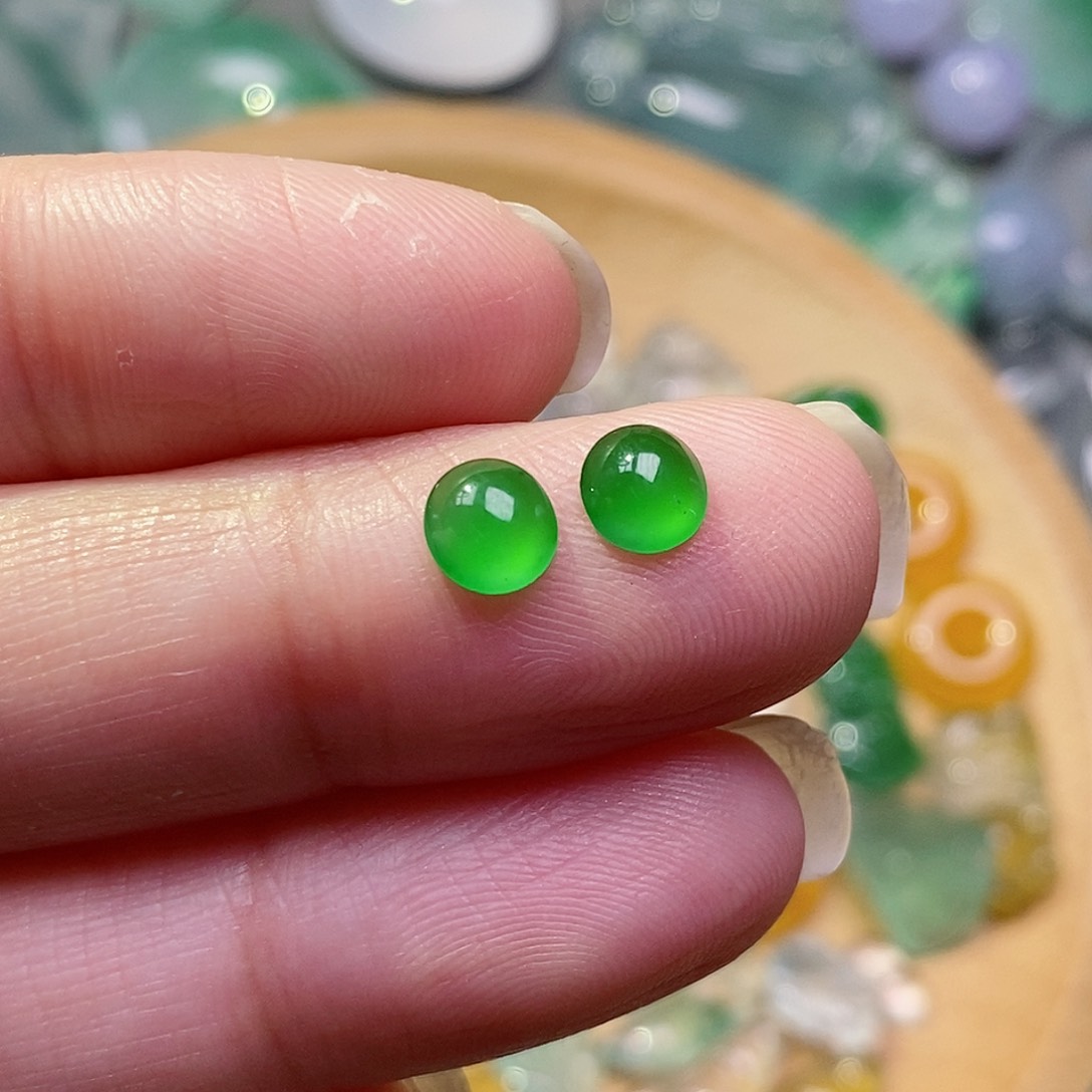 翡翠颈饰未镶嵌小**哥翡翠