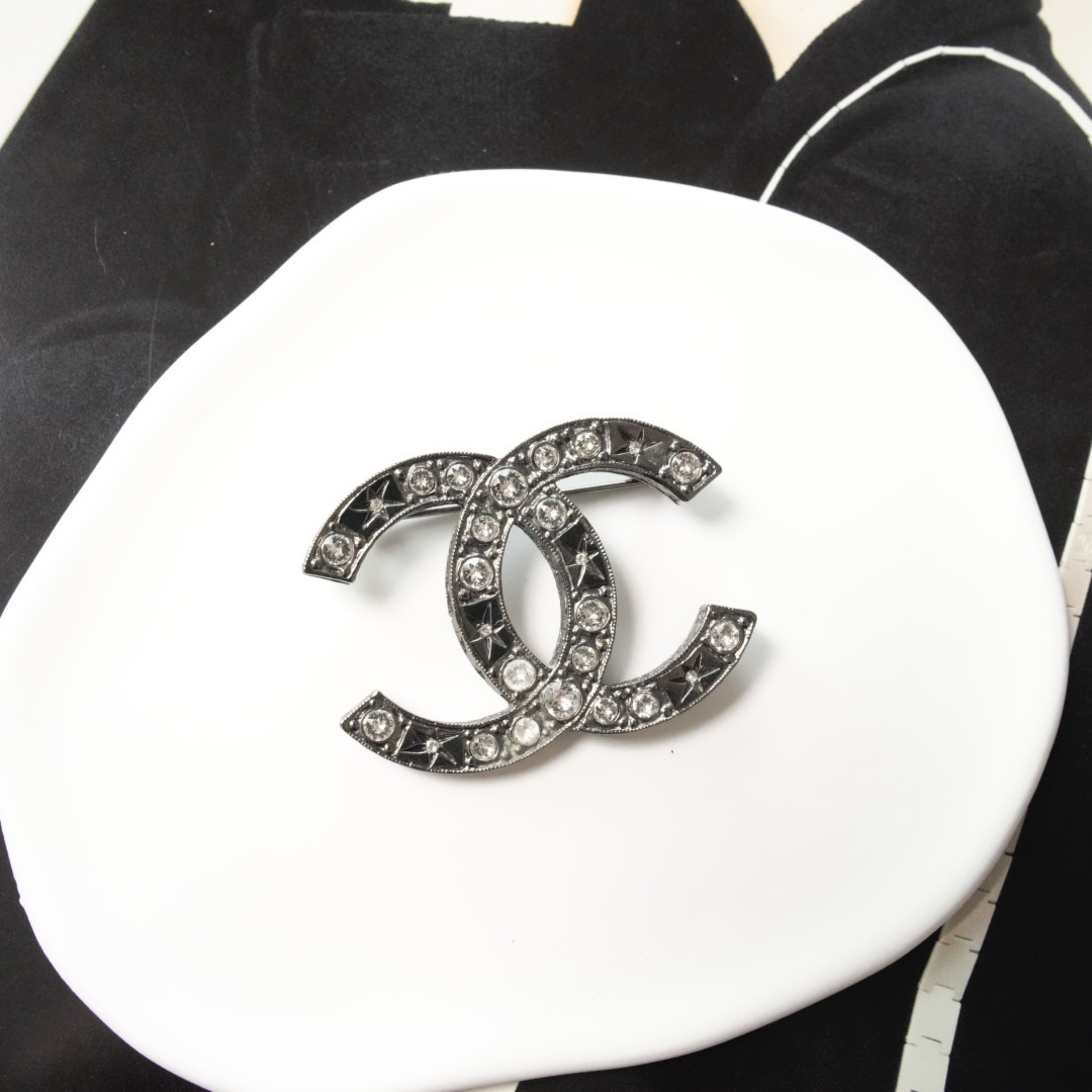 Chanel 闪钻枪色双C胸针