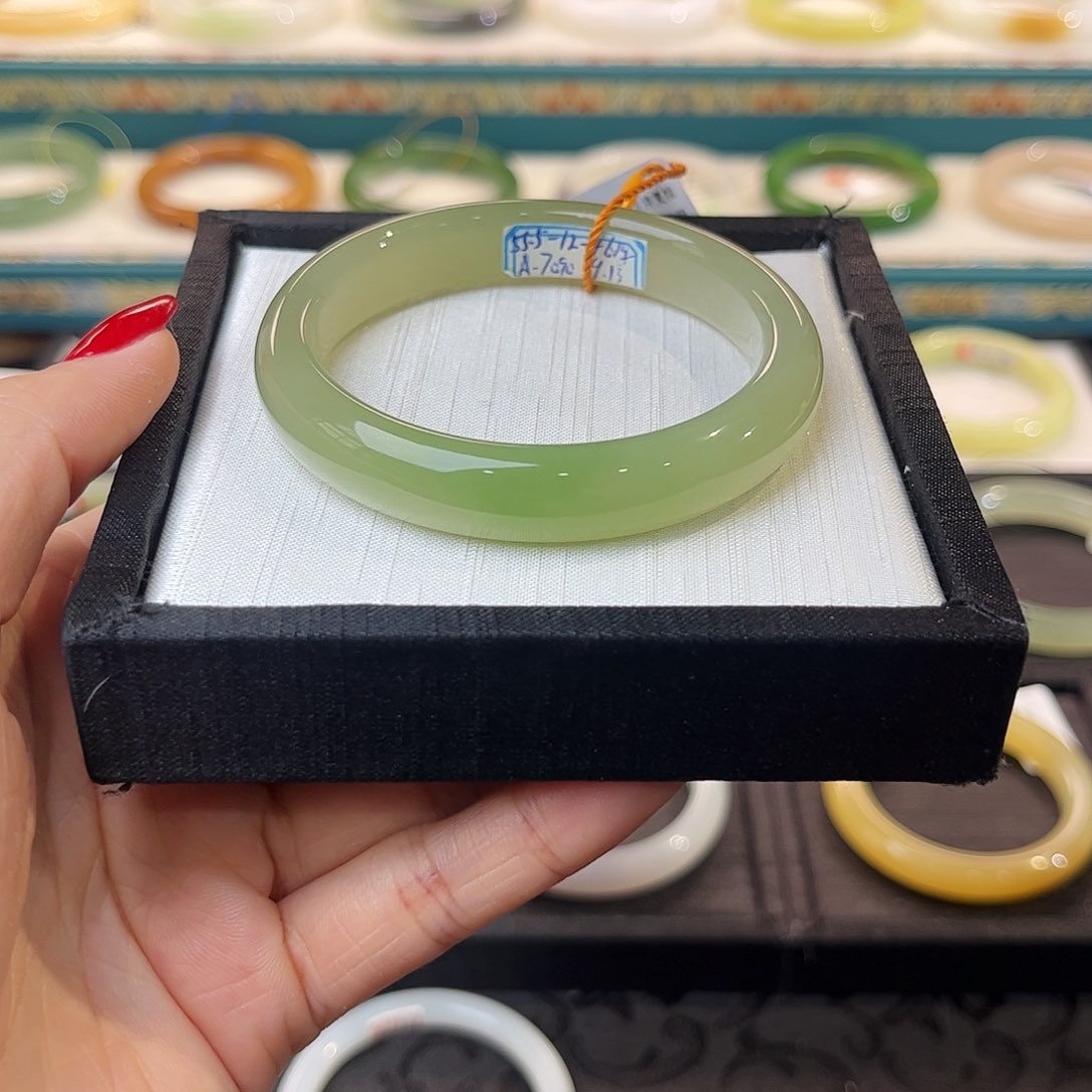 和田玉手镯未镶嵌冰底翠青