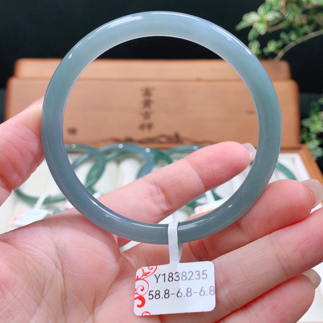 翡翠手镯未镶嵌天然