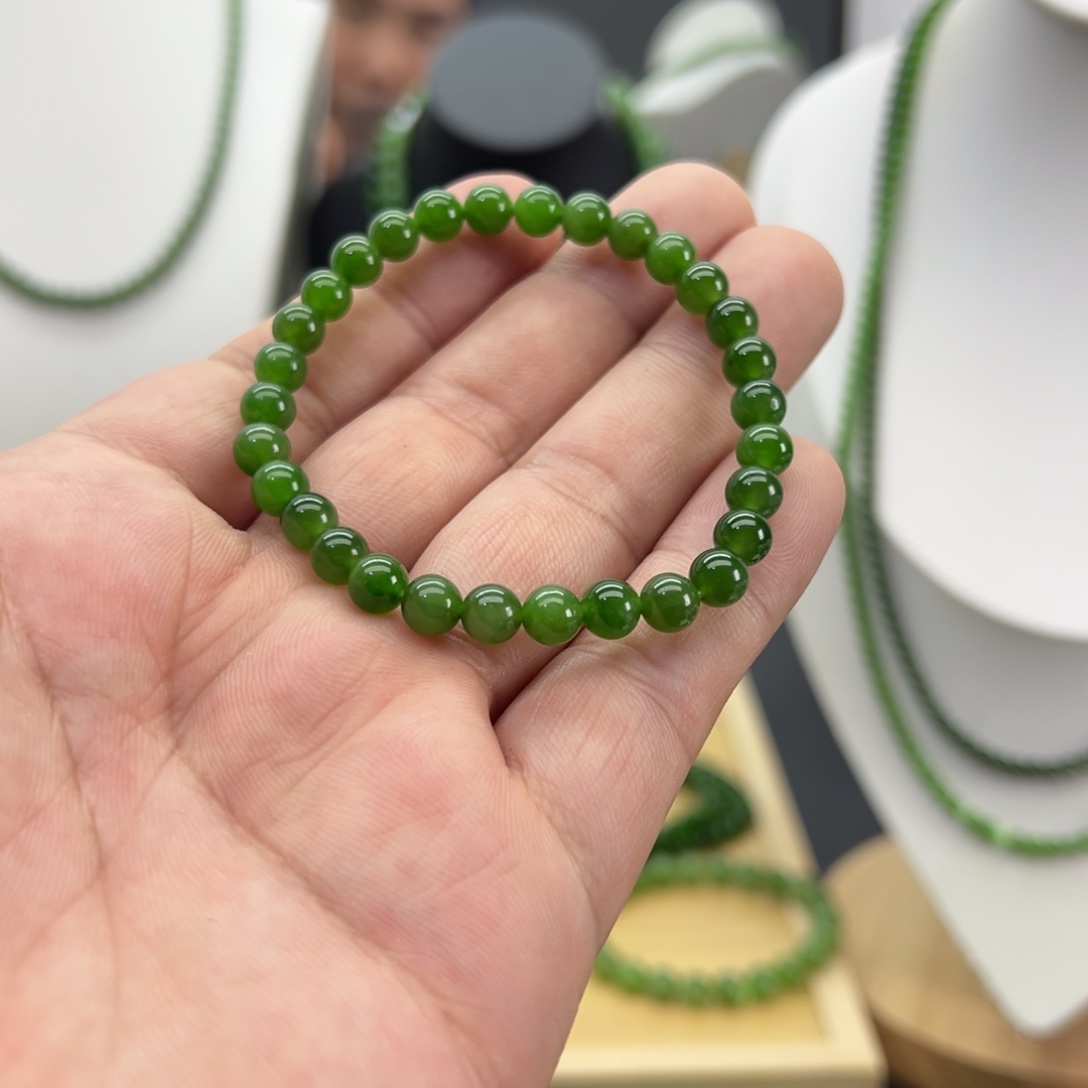 用***2和田玉（碧玉）未镶嵌颈饰卡6 辣阳绿 无黑 30颗