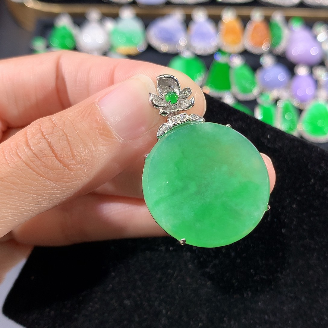 翡翠18K金镶嵌颈饰