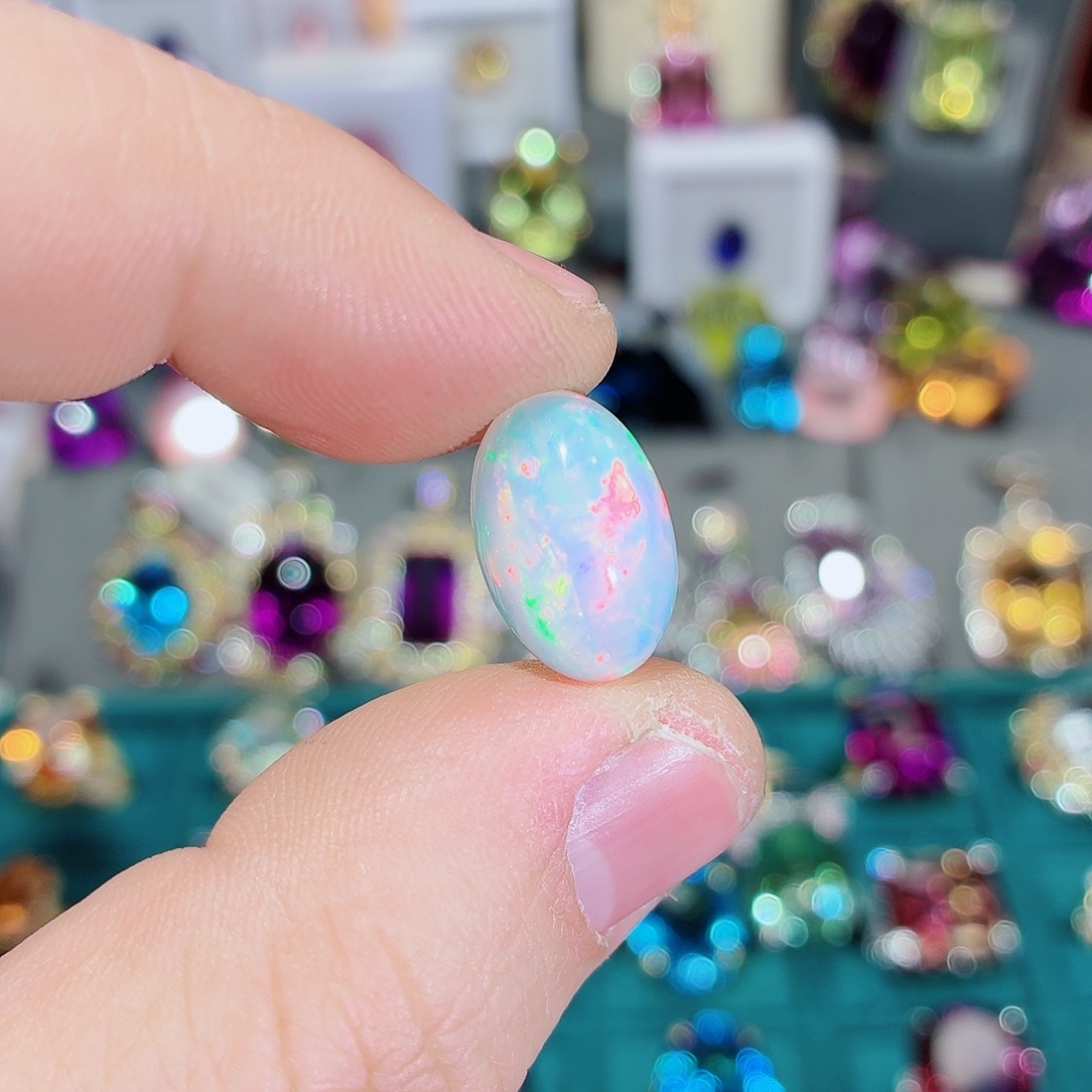 莉***)欧泊未镶嵌裸石椭圆形