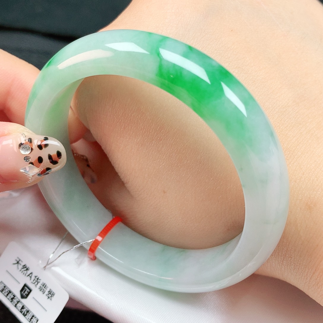 翡翠手镯未镶嵌54圈