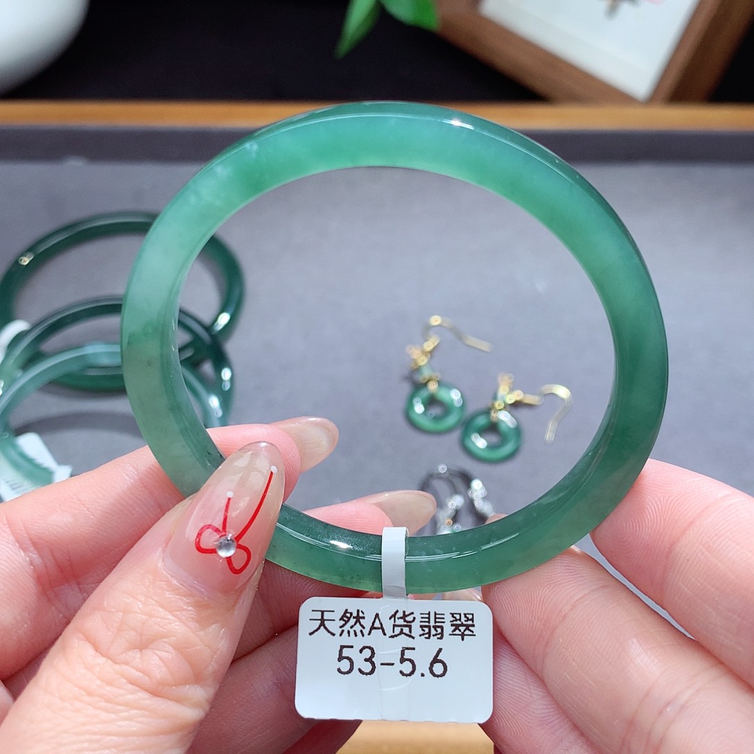 翡翠手镯（圆镯）未镶嵌