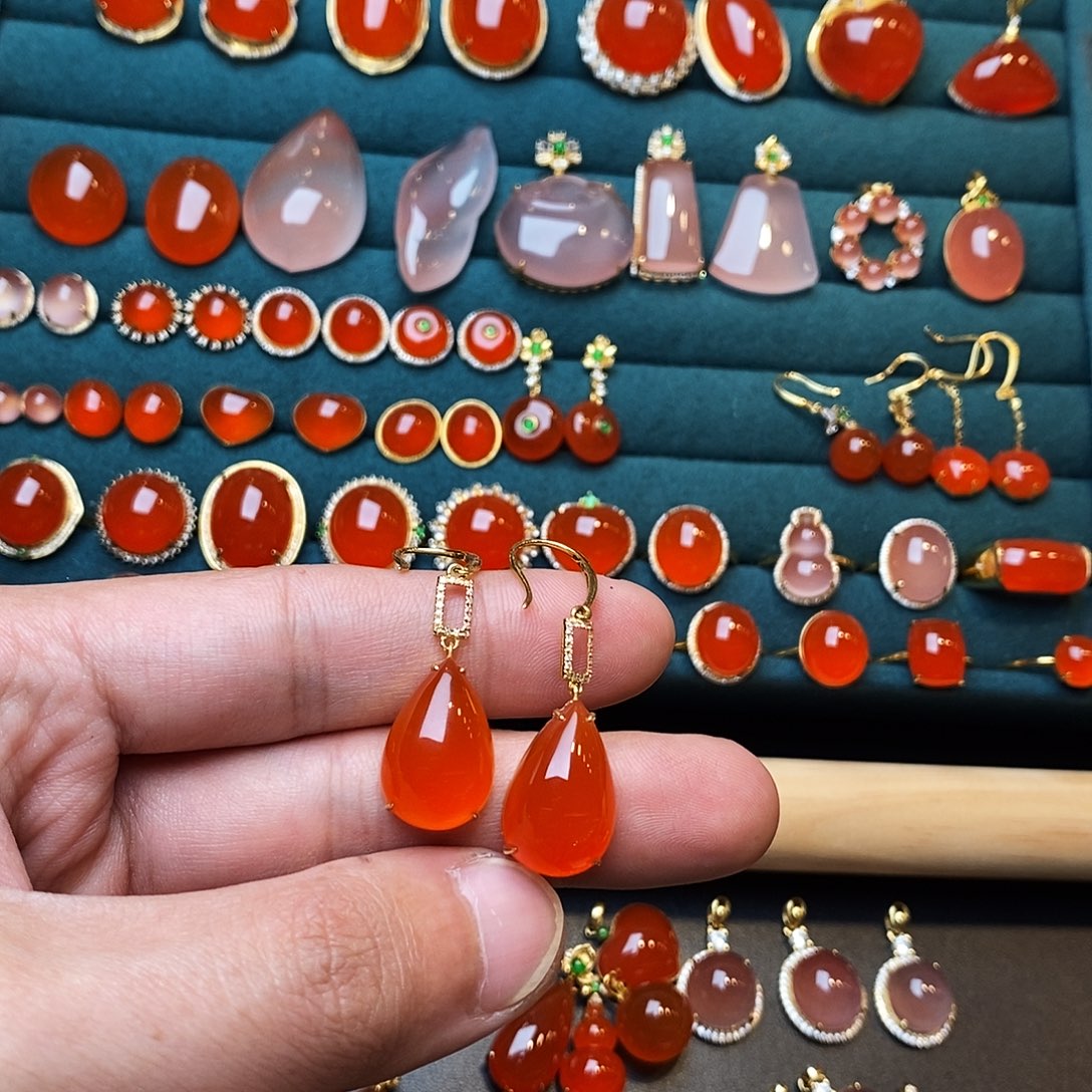 蓝***烟南红玛瑙18K金镶嵌耳饰