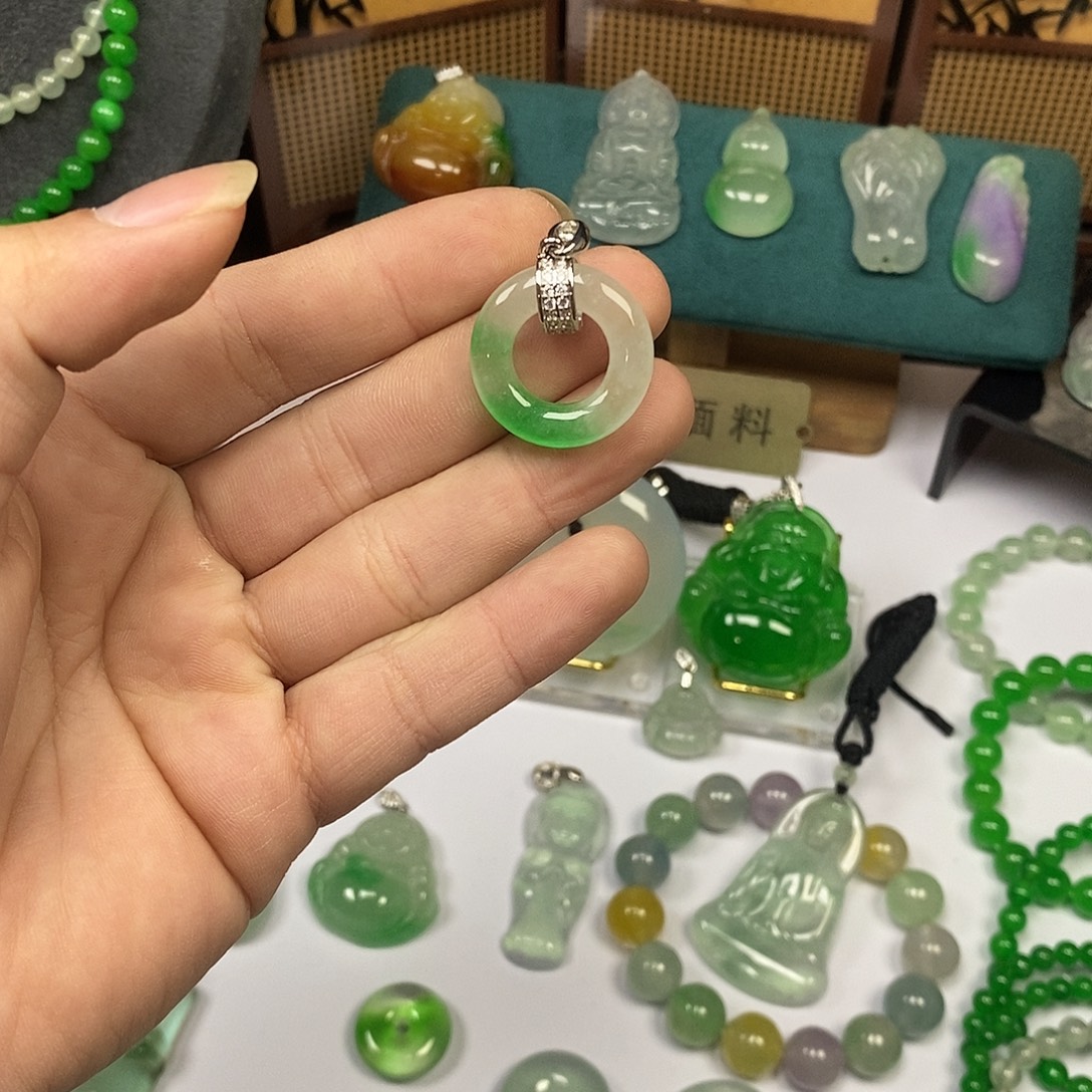 翡翠未镶嵌颈饰一物一拍