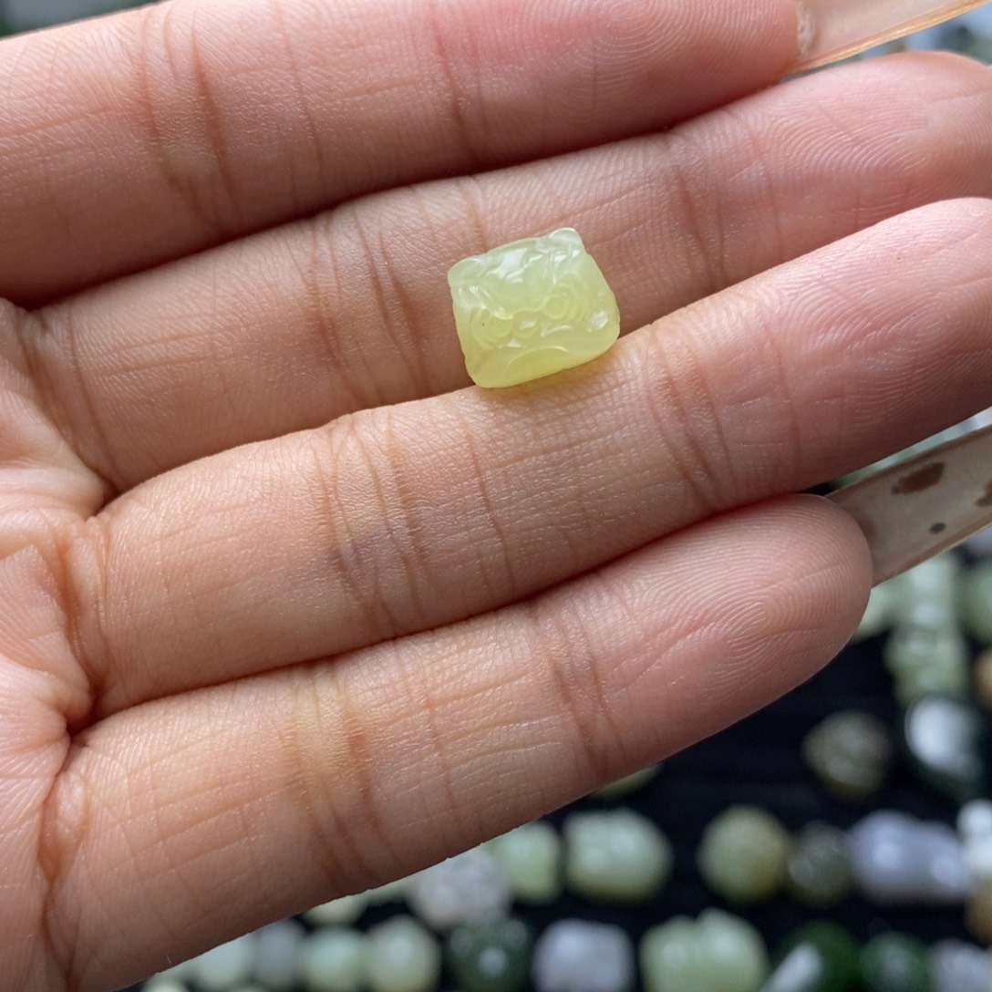 M***e和田玉未镶嵌颈饰