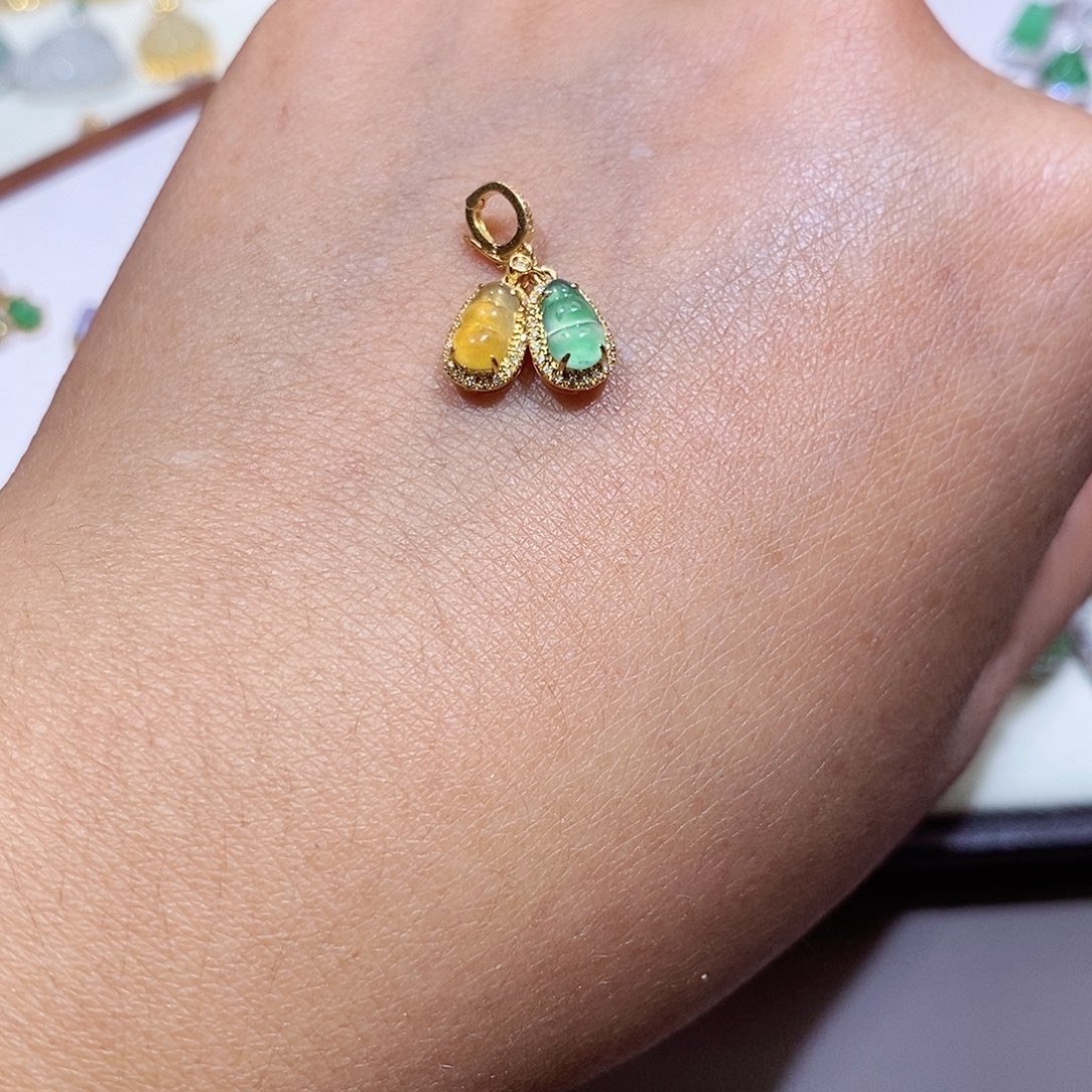 z***u翡翠18K金镶嵌颈饰