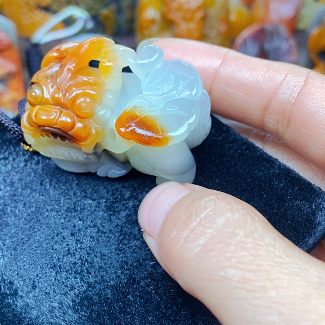 未镶嵌石英质玉（黄龙玉）颈饰