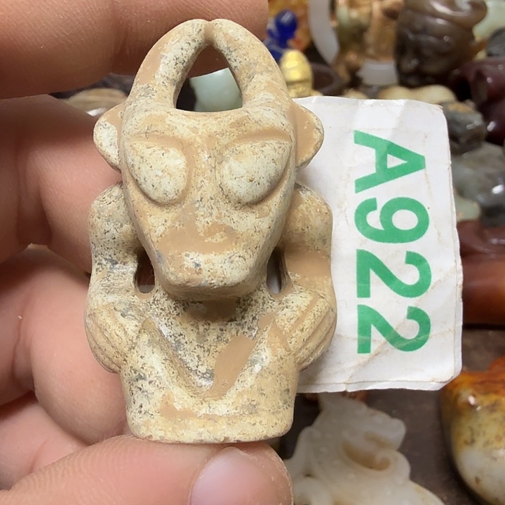 透闪石-蛇纹石玉未镶嵌颈饰