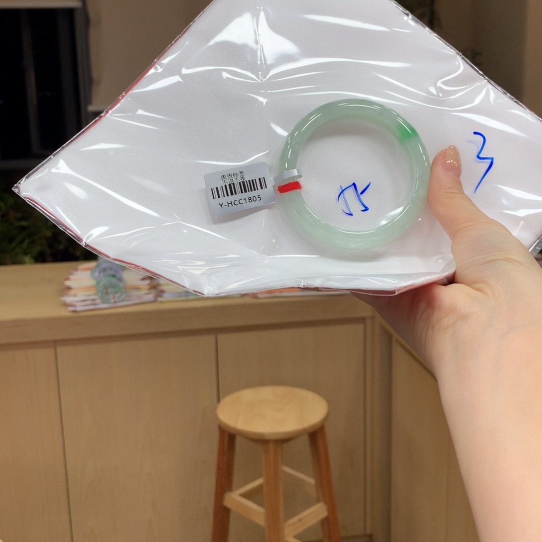 翡翠手镯未镶嵌不退不换