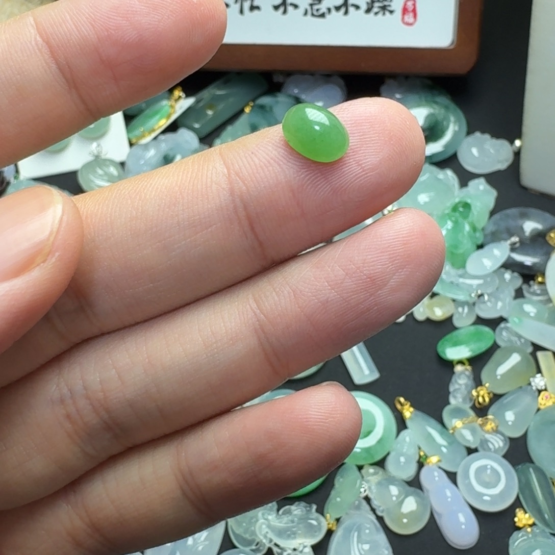 翡翠未镶嵌颈饰小绿蛋