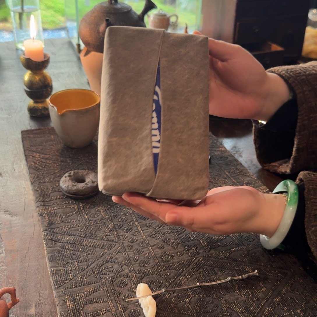 几席之上纸巾包炒色 米灰色