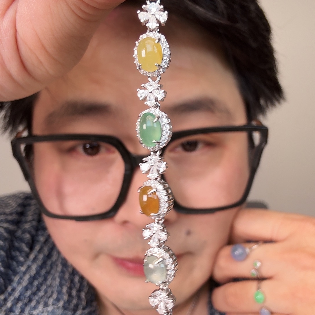 翡翠未镶嵌颈饰一件