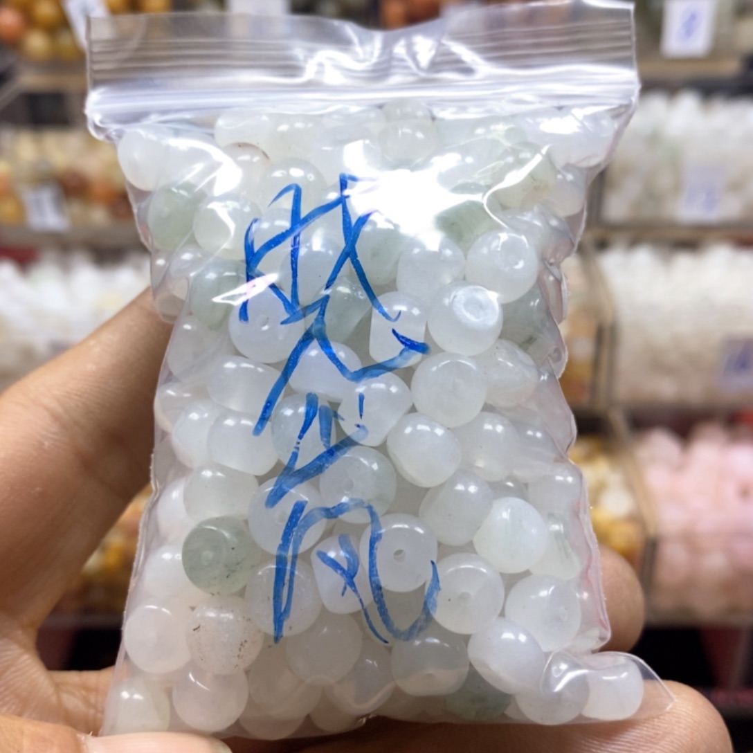 颈饰未镶嵌石英质玉（金丝玉）晓*