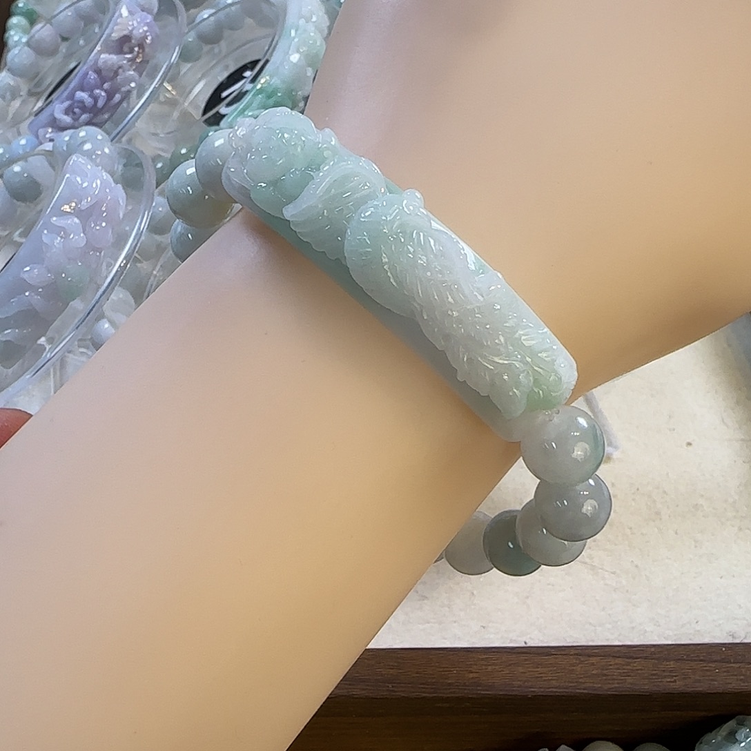 翡翠未镶嵌颈饰手牌